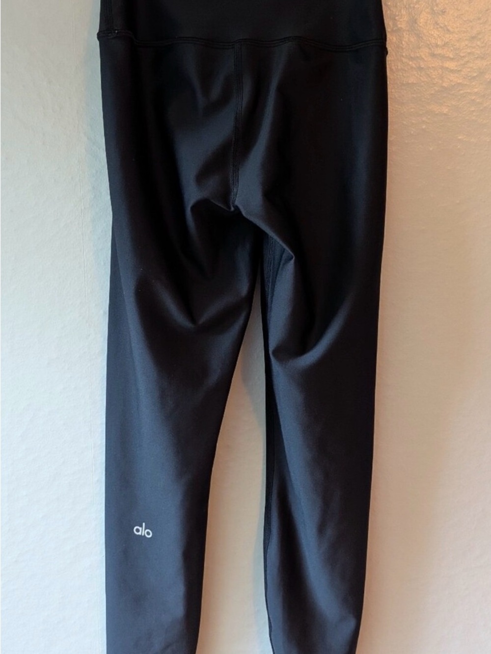 EUC! ALO Yoga Airlift Black Logo Leggings